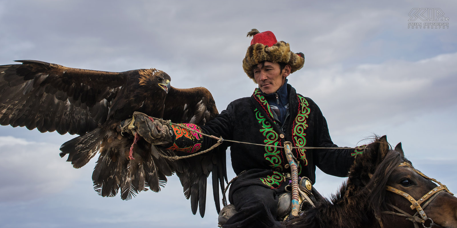Ulgii - Golden Eagle Festival Een Kazakse arendjager noemt kusbegi/kushbegi/qusbegi of berkutchi.  Stefan Cruysberghs